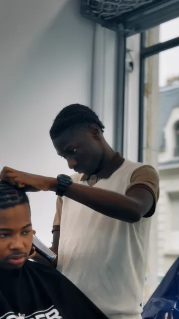 Au salon, à 0:11 dans le reel