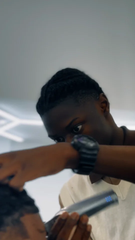 Durel, la tondeuse à la main, filmé en contre-plongée dans la vidéo de sa coupe