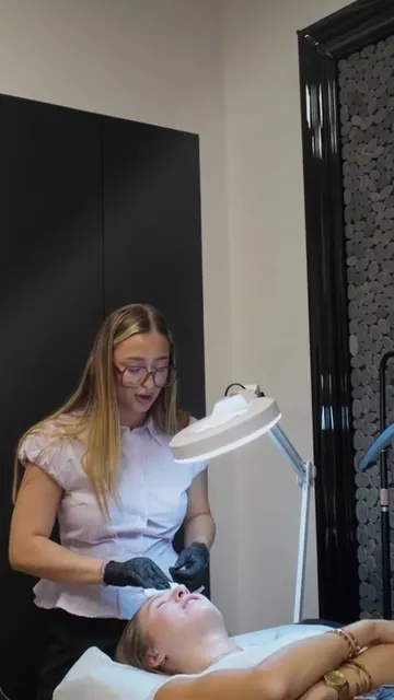 Au salon, à 0:17 dans le reel